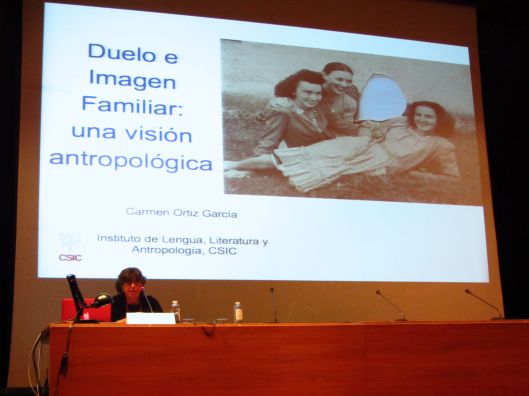 Momento de la conferencia de Carmen Ortiz en el curso ”El álbum familiar: otras narrativas en los márgenes“, 2013